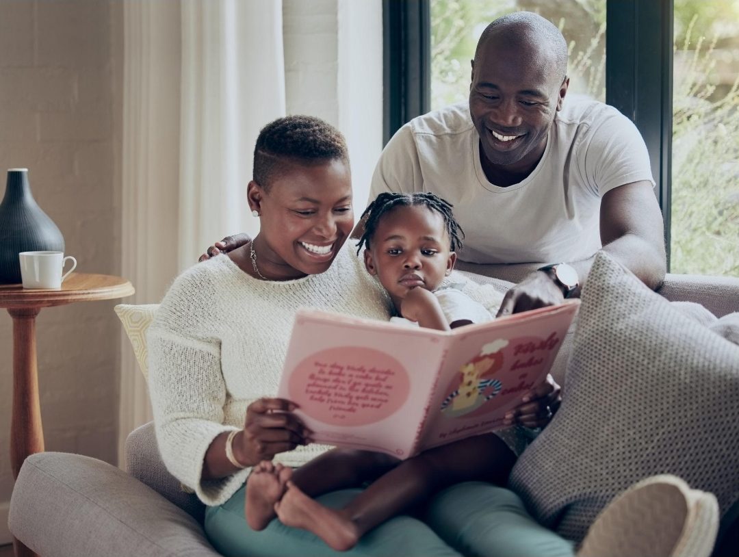 Des parents lisent un livre avec leur enfant