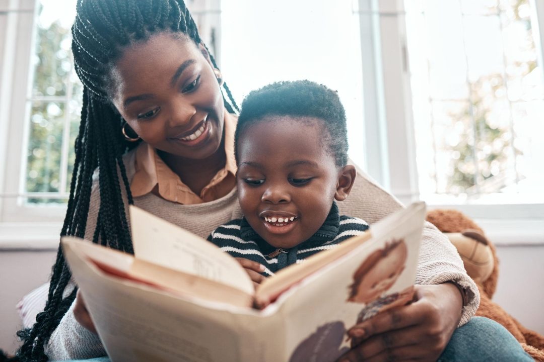 Une mère et son enfant lisent ensemble